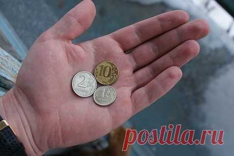 ДЕНЬГИ НА ПОРОГЕ 
Чтобы в вашем доме всегда водились деньги,спрячьте под половик три новых блестящих монеты по 10 рублей и произнесите слова: 
"ЗОЛОТО-К ЗОЛОТУ 
СЕРЕБРО-К СЕРЕБРУ, 
ДЕНЬГИ-К ДЕНЬГАМ, 
К ЭТОМУ ПОРОГУ, 
В ЭТОТ ДОМ!" 
Техника делается внутри квартиры, но можно так же и снаружи (смотря где вы живёте). Таким образом вы притягиваете деньги в ваш дом
