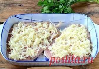 Куриная грудка в шубке под сыром

Ингредиенты:

Куриная грудка — 1 шт.
Помидор — 1 шт.
Картофель — 2-3 шт.
Лук репчатый — 1 шт.
Сыр твердый — 100 г
Майонез — 2 ст. л.

Приготовление:

1. Подготовьте все необходимые ингредиенты. Куриную грудку ополосните под проточной водой и обсушите бумажными полотенцами.
2. Разрежьте грудку вдоль пополам и слегка отбейте каждый ломтик с обеих сторон. Ломти должны получиться не слишком тонкими – примерно 1 см в толщину. Выложите грудки в ...