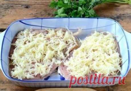 Куриная грудка в шубке под сыром

Ингредиенты:

Куриная грудка — 1 шт.
Помидор — 1 шт.
Картофель — 2-3 шт.
Лук репчатый — 1 шт.
Сыр твердый — 100 г
Майонез — 2 ст. л.

Приготовление:

1. Подготовьте все необходимые ингредиенты. Куриную грудку ополосните под проточной водой и обсушите бумажными полотенцами.
2. Разрежьте грудку вдоль пополам и слегка отбейте каждый ломтик с обеих сторон. Ломти должны получиться не слишком тонкими – примерно 1 см в толщину. Выложите грудки в ...