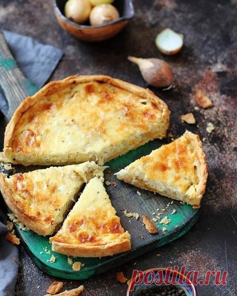 Луковый пирог 

Ингредиенты:

Для теста:

Мука — 150 г
Сливочное масло— 85 г
Соль — 1 щепотка
Ледяная вода — 2 ст. л.

Для начинки:

Крупные луковицы — 3 шт.
Сливочное масло — 20 г
Соль, перец — по вкусу

Для заливки:

Яйцо — 1 шт.
Сливки 20% — 150 мл
Сыр — 60 г
Соль, перец — по вкусу

Приготовление:

1. Муку растереть с маслом и солью, чтоб получилась крошка. Добавить воду, замесить тесто. Сложить его в мешок и убрать на час в холодильник.
2. Лук нашинковать, пассеровать ...