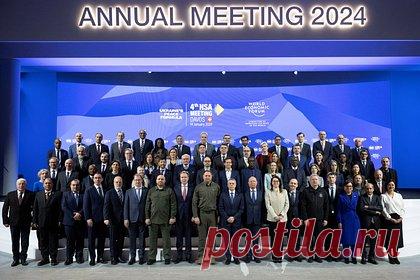 На Западе назвали главное достижение переговоров по Украине в Давосе. Главным достижением переговоров по Украине в швейцарском Давосе стало совместное фото с большим количеством участников, чем на прошлом подобном мероприятии. Об этом заявил журналист Генри Фой в статье для британской газеты Financial Times. Он рассказал, что в дискуссии в Давосе участвовали представители 83 стран.