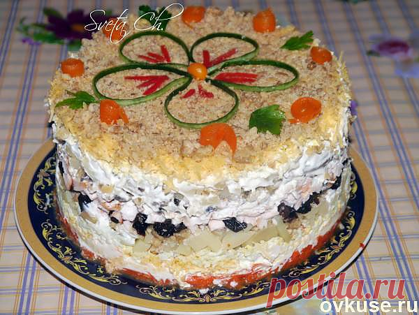Торт-салат с копченой курицей и черносливом..
