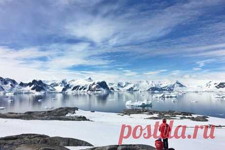 В России стартовали масштабные арктические учения. В Мурманске стартовали масштабные международные учения «Безопасная Арктика-2023», которые открыл глава МЧС России Александр Куренков. Учения продлятся с 6 по 7 апреля. В них примут участие более 3,5 тысячи специалистов и 650 единиц техники, которые отработают 16 вводных с наиболее характерными для Арктики рисками.