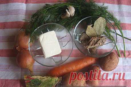 Вкусный супчик «быстрого приготовления»
Нам потребуется:
Мясо отварное - 200 гр (или сосиски 4 шт);
Плавленный сырок без добавок - 1шт;
Морковь - 1 шт;
Картофель - 3-4 шт;
Лук - 2 шт;
Чеснок - 2 зубчика;
Томатная паста.
Зелень, приправы: хмели-сунели, лавровый лист.