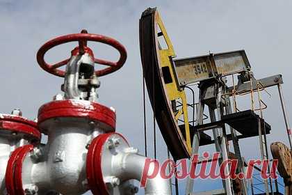 Цена нефти в России резко снижалась два дня подряд. В ходе торгов на СПбМТСБ 4 мая была продана одна физическая партия нефти объемом семь тысяч тонн по цене 216,23 миллиона рублей. Из расчета курса доллара 79,04 рубля такая стоимость соответствует 53,53 доллара за баррель. Накануне партия нефти была продана по цене 59,65 доллара за баррель, а 2 мая — 65,92 доллара.