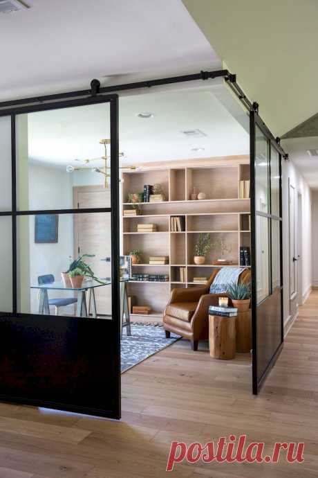 60 Comfy Farmhouse Living Room Designs To Steal - oneonroom Farmhouse style is cute and cozy, it’s perfect for families as it creates a wonderful atmosphere. We’ve already discussed how to decorate a kitchen in this style, and now let’s have a look at a couple of living rooms. A living room that is a family room is created for spending time together with your … Read more &quot;60 Comfy Farmhouse Living Room Designs To Steal&quot;
