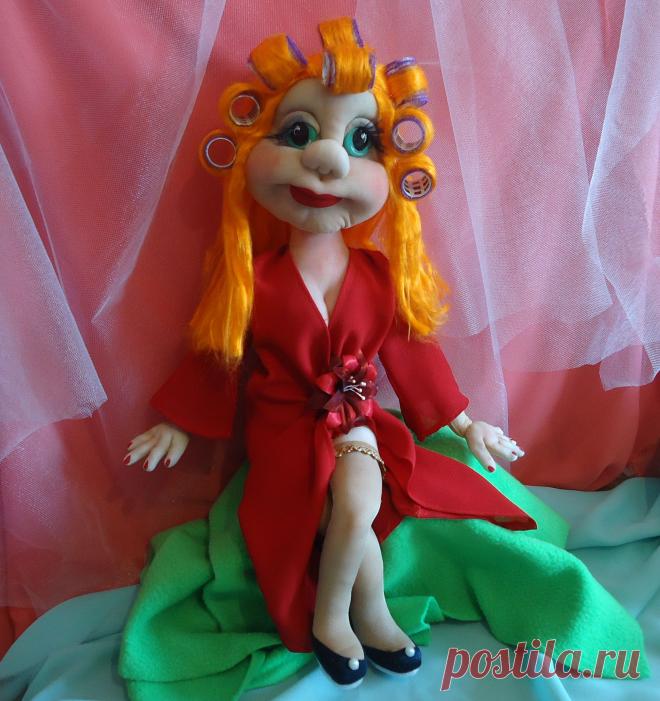 Кукла в бигудях, сделана на заказ для салона-парикмахерской под названием "БИГУДИ", кукла сделана в скульптурно чулочной технике, рост 55 см, руки, ноги, пальчики гнутся, она может сидеть, стоять, лежать.