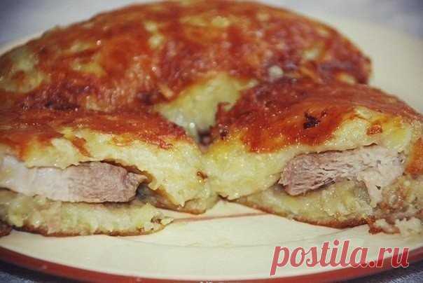 Мясо в картофельной корочке

Ингредиенты:

Свинина — 800 г,
картофель — 4 штуки,
яйцо — 1 шт.,
мука — 2 ст.л.,
растительное масло для жарки,
соль, специи — по вкусу.

Приготовление:

Мясо нарезать как на шницели.

Картофель почистить и натереть на крупной терке. Отжать с картофеля воду, добавить в него яйцо, муку и специи.

Полученной картофельной массой облепить каждый шницель с обеих сторон.

Жарить на масле до готовности.