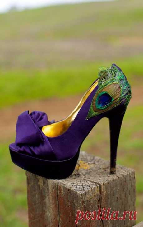 (1) SAMPLE SALE ... Purple Satin Peacock Pumps .. Size 8