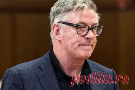 Алеку Болдуину предъявили иск на 25 миллионов долларов из-за конфликта в соцсети. На актера Алека Болдуина подали в суд. Иск предъявила семья погибшего в Афганистане солдата Райли Макколлума. Вдова и две сестры военного потребовали взыскать с актера сумму в размере не менее 25 миллионов долларов за вторжение в частную жизнь, клевету и умышленное причинение морального вреда.