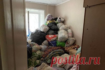 Россиянин превратил свою квартиру в свалку и позвал бомжей. Житель Ульяновска завалил свою квартиру мусором и позвал бомжей. Соседи мужчины, проживающего в многоквартирном доме в Заволжском районе, обратились к депутату ЗСО Ульяновской области Андрею Седову с просьбой помочь решить проблему. По их словам, складирующий мусор жилец имеет психическое расстройство.