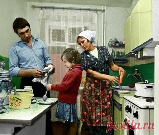 Суровые штрафы за кухню – кого могут наказать, и почему больше рискуют жильцы старых квартир  Кухня – это место, которое, по статистике, чаще всего в доме оказывается неприспособленным для жизни.
Здесь обычно не проветришь, мало света и редко убираются.
У нас – в Новосибирске – это, в основном, гостиные.
Там и пыль, и грязь, и мусорное ведро рядом с диваном.
В старом фонде часто и ванна на кухне.
Вымыть после себя посуду – и не испачкаться.
В некоторых домах даже есть кухни-прихожие, где хозяй…