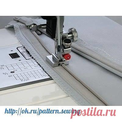 Как пользоваться дополнительными лапками для швейных машин JANOME и FAMILY
Лапка для вшивания потайной молнии
Эта уникальная лапка поможет легко и быстро вшить потайную молнию.
Описание работы:
1. Откройте застежку-молнию.
2. Расположите правую половину застежки-молнии лицом к лицевой стороне правой части изделия.
3. Отогните зубцы вправо и опустите лапку так, чтобы зубцы лежали в желобке лапки справа от иглы. Прошейте, дойдя до отметки конца разреза.
4. Расположите левую ...