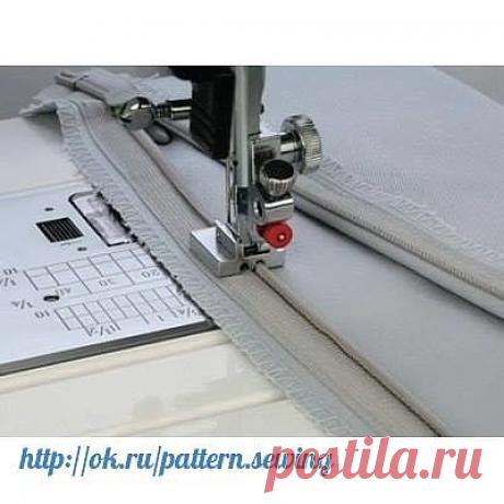 Как пользоваться дополнительными лапками для швейных машин JANOME и FAMILY
Лапка для вшивания потайной молнии
Эта уникальная лапка поможет легко и быстро вшить потайную молнию.
Описание работы:
1. Откройте застежку-молнию.
2. Расположите правую половину застежки-молнии лицом к лицевой стороне правой части изделия.
3. Отогните зубцы вправо и опустите лапку так, чтобы зубцы лежали в желобке лапки справа от иглы. Прошейте, дойдя до отметки конца разреза.
4. Расположите левую ...