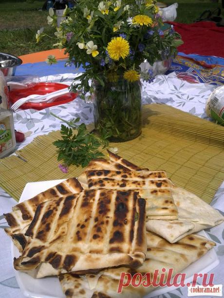 Лаваш с брынзой и зеленью на гриле / Горячие закуски / Кукорама — вкусные рецепты!