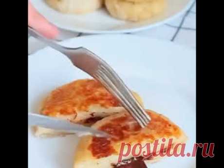 Как же можно приготовить Банановые сырники! Ингредиенты:Творог 200 грСпелый банан 1 штЯйцо 1 штСахар по вкусу или мёдМука 30 - 50 гр., зависит от влажности творогаШоколад