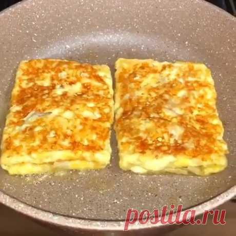 Вкусный, быстрый и легкий завтрак😍
Спасибо за❤️сохраняйте видео и готовьте с удовольствием🤗
⠀
Очень много вариантов завтраков из лаваша, но попробовав один раз этот рецепт, вы будете часто его готовить👌
⠀ ⠀
🔸Ингредиенты на 2шт:
Лаваш - 1шт;
Яйцо - 2шт;
Сыр - 100г;
Соль по вкусу;
Помидор - 1шт;
Сливочное масло - 20г
⠀
🔸Приготовление:
Берём лаваш или лепешки. Лаваш вырезаем по диаметру сковороды. Из одного лаваша у меня получилось два круга.
Нагреваем сковороду со сливо...