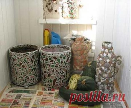 Напольные вазы из старых ведер и битых бутылок.

Для того, чтобы сделать для своего сада такой оригинальный контейнер вам понадобится старое ведро, битые бутылки, немного времени и неповторимое садовое кашпо - готово!

Необходимые материалы:
- Для основы: любые крупные металлические емкости - старые баки, ведра.
- Облицовка: битое бутылочное стекло (бутылки лучше брать разноцветные); глиняные пластинки, камушки, морские ракушки
- Плиточный клей
- Белая затирка
- "Серебрянк...