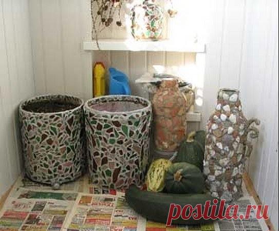 Напольные вазы из старых ведер и битых бутылок.

Для того, чтобы сделать для своего сада такой оригинальный контейнер вам понадобится старое ведро, битые бутылки, немного времени и неповторимое садовое кашпо - готово!

Необходимые материалы:
- Для основы: любые крупные металлические емкости - старые баки, ведра.
- Облицовка: битое бутылочное стекло (бутылки лучше брать разноцветные); глиняные пластинки, камушки, морские ракушки
- Плиточный клей
- Белая затирка
- 