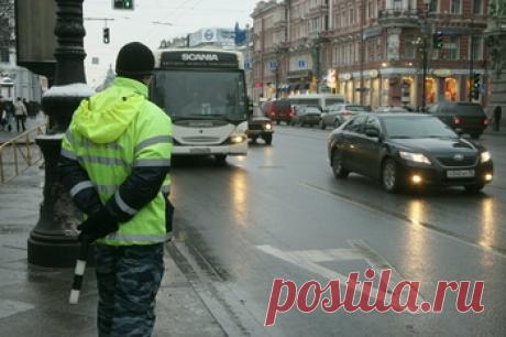 По новым правилам сотрудники ГАИ не отберут права у водителя на месте нарушения Сотрудники полиции, согласно новому административному регламенту ГИБДД, не будут изымать водительское удостоверение на месте нарушения правил дорожного движения. Согласно новым правилам, ь водитель, н…