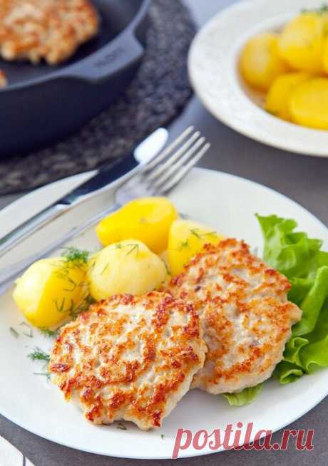 Жарю котлетки по-венски из курицы без хлеба: жарила вторую сковородку - первая "разлетась". И 3 хитрости, чтобы котлеты были пышные | В саду у Валентинки | Дзен