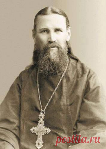 19 октября - 185 лет со дня рождения православного богослова, проповедника Иоанна Кронштадтского.
В начале XX века Покровский собор стал притяжением монархически и консервативно настроенных духовенства и прихожан. 27 марта 1902 г. известный протоиерей Иоанн Кронштадтский (Иван Ильич Сергиев 1829 -1908) произнес в храме проповедь и совершил божественную литургию. Еще при жизни он почитался как великий молитвенник, чудотворец и прозорливец.