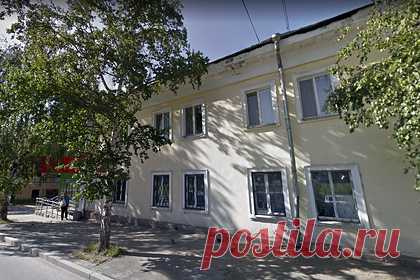 В Екатеринбурге снесут дом Ельцина. Двухэтажный дом в Екатеринбурге, в котором жил первый президент России Борис Ельцин, снесут в рамках реконструкции территории южного берега Верх-Исетского пруда. Предполагается, что на его месте будет построен общественно-деловой центр. Изначально здание было одноэтажным, однако в 1957-м к нему пристроили второй этаж.