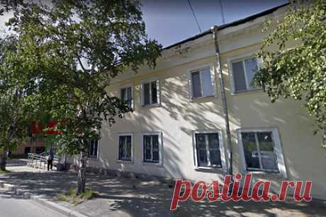В Екатеринбурге снесут дом Ельцина. Двухэтажный дом в Екатеринбурге, в котором жил первый президент России Борис Ельцин, снесут в рамках реконструкции территории южного берега Верх-Исетского пруда. Предполагается, что на его месте будет построен общественно-деловой центр. Изначально здание было одноэтажным, однако в 1957-м к нему пристроили второй этаж.