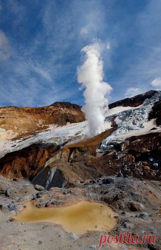 Mutnovsky volcano's crater. Kamchatka, Siberia, Russia.  |  Pinterest • Всемирный каталог идей