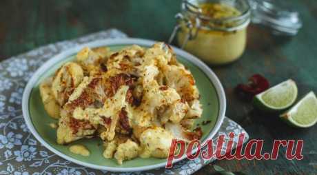 Запеченная цветная капуста с йогуртовым соусом — Вкусные рецепты