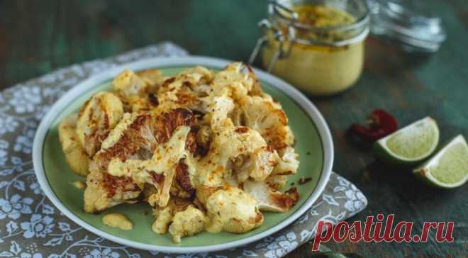 Запеченная цветная капуста с йогуртовым соусом — Вкусные рецепты