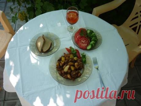 Жареная картошка в казане с грибами и куриной грудкой.