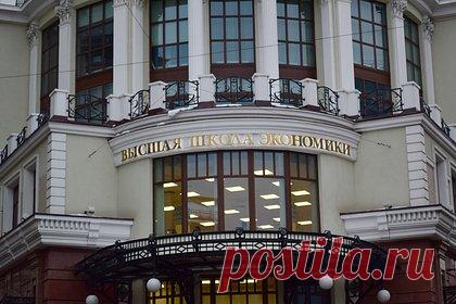 Лицеистов ВШЭ вызвали к директору из-за флага с фразой «Мы русские, с нами бог». Учеников лицея Высшей школы экономики (ВШЭ) вызвали к директору после того, как они прошли по учебному заведению с черно-желто-белым имперским флагом. В сети также появились кадры, на которых подростки поднимаются по лестнице, держа в руках флаг, на котором видна надпись «Мы русские, с нами бог».