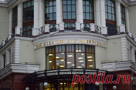 Лицеистов ВШЭ вызвали к директору из-за флага с фразой «Мы русские, с нами бог». Учеников лицея Высшей школы экономики (ВШЭ) вызвали к директору после того, как они прошли по учебному заведению с черно-желто-белым имперским флагом. В сети также появились кадры, на которых подростки поднимаются по лестнице, держа в руках флаг, на котором видна надпись «Мы русские, с нами бог».