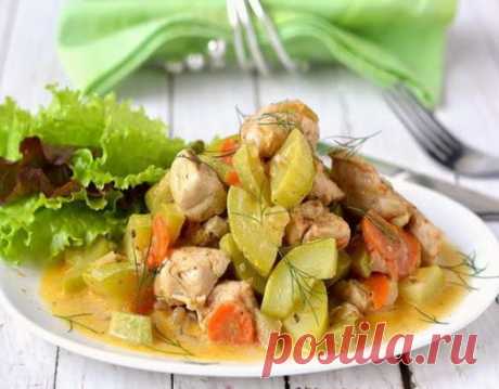 Кабачки тушеные с мясом куриным филе в мультиварке! Мультиварка и простые рецепты для мультиварки
Состав:
Основные:		
	молодые плоды кабачка – 800 г.;
	филе курицы свежемороженое – 700 г.;
	лук салатный – 1 шт.;
	морковка средняя – 1 шт.;
	сметана домашняя – 2 ст. л.;
	рафинированное подсолнечное масло – 4 ст. л.;
	соль, специи для курицы, свежая зелень, чеснок – по вкусу.
Приготовление:
	Обработайте мясо. С филе снимите пленку, обрежьте жилы и промойте холодной водой. Просушите бумажными полот