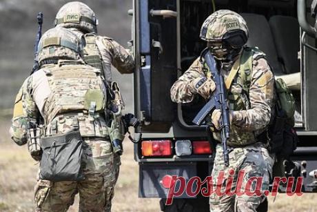 Росгвардия нашла крупный схрон с боеприпасами в ЛНР. В Луганской народной республике (ЛНР) росгвардейцы нашли схрон со ста тысячами боеприпасов. Сотрудники военной контрразведки передали росгвардейцам информацию, что в одном из населенных пунктов ЛНР находится схрон с различными боеприпасами и деталями огнестрельного оружия. Спецназовцы пришли по указанному адресу.