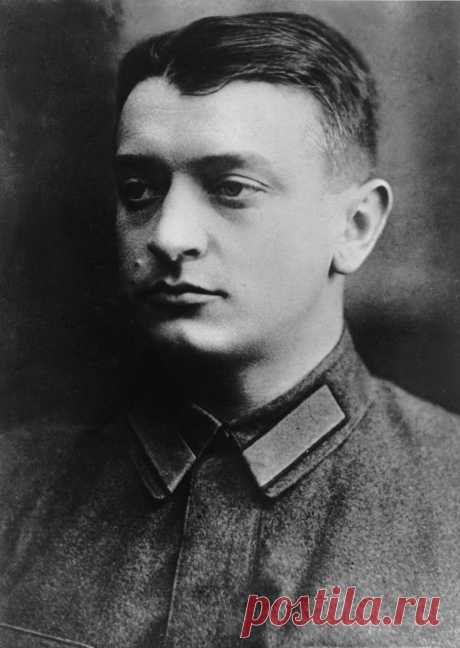 Больше, чем жизнь, только честь. Что объединяло Тухачевского и де Голля