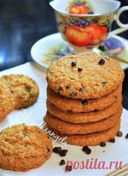 ОВСЯНОЕ ПЕЧЕНЬЕ С ШОКОЛАДОМ 

ИНГРЕДИЕНТЫ:
● 200 г овсяных хлопьев быстрого приготовления 
● 280 г муки 
● 10 г разрыхлителя
● 1/3 ч ложки соли
● 1/3 ч ложки соды
● 200 г сливочного масла
● 200 - 250 г мелкого сахара или сахарной пудры
● 2 ч ложки ванильного сахара
● 2 крупных яйца
● Шоколадные капли, изюм, семечки и т.п. по желанию

ПРИГОТОВЛЕНИЕ:
Смешиваем: муку, разрыхлитель, соду, соль - просеиваем. Перемешиваем с овсяными хлопьями. Мягкое сливочное масло растираем с с...