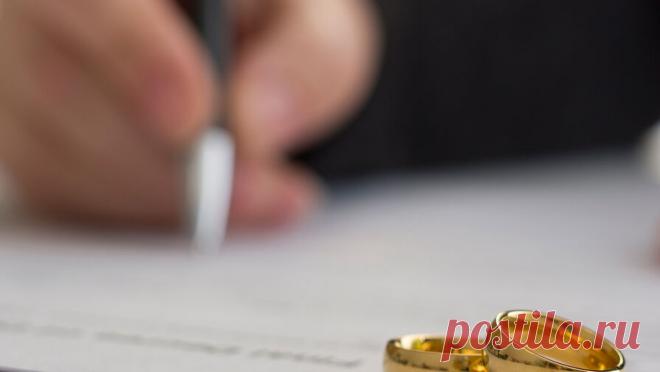 Мужчина, который 30 лет скрывал вторую семью от первой жены, лишился свободы. В Сингапуре мужчину отправили в тюрьму за двоеженство, передает Channel NewsAsia (CNA). Суд рассмотрел дело 67-летнего жителя Сингапура Теонг Мина, который 30 лет скрывал вторую семью от первой жены. В 1980 году мужчина женился на ...