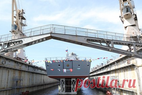 В России рассказали об испытаниях «Адмирала Головко». Испытания новейшего фрегата с управляемым ракетным вооружением «Адмирал Головко» проекта 22350 проходят в плановом режиме, корабль примут в состав Северного флота России в 2023 году, сообщил командующий флотом адмирал Александр Моисеев. Фрегат спустили на воду в 2020 году.