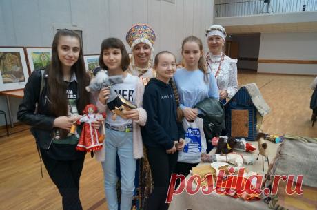 Огромный интерес вызывают куклы с коромыслами и у взрослого детского населения....