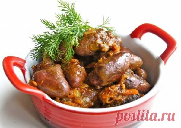 Как вкусно приготовить куриные сердца 
Готовится блюда полчаса.
Понадобятся следующие компоненты:

Субпродукт – 800 грамм;
Лук – 1 штука;
3-4 зубчика чеснока;
Петрушка – 4-5 веточек;
Растительное масло;
Немного поваренной соли и специи.

…