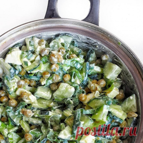 Необычный и вкусный салатик на ужин Ингредиенты:&nbsp;Огурцы 3-4 шт небольшие&nbsp;Яйца вареные 4 шт&nbsp;Пучок салата листового&nbsp;Пучок зеленого лука&nbsp;Зеленый горошек консервированныйЗаправка:&nbsp;Сметана 10% или йогурт греческий 2 ст.л&nbsp;Дижонская горчица 1 ч.л.&nbsp;Соль по вкусуПриготовление:Все мелко...