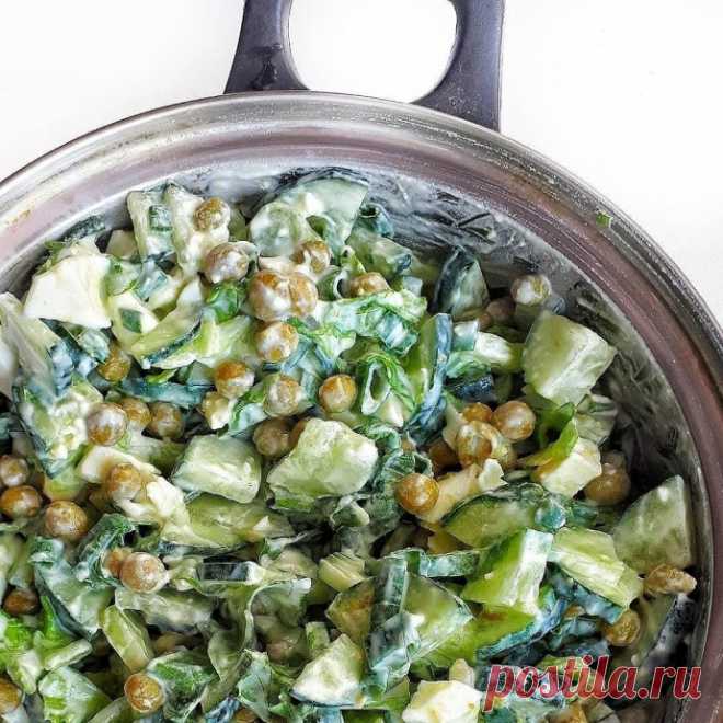 Необычный и вкусный салатик на ужин Ингредиенты: Огурцы 3-4 шт небольшие Яйца вареные 4 шт Пучок салата листового Пучок зеленого лука Зеленый горошек консервированныйЗаправка: Сметана 10% или йогурт греческий 2 ст.л Дижонская горчица 1 ч.л. Соль по вкусуПриготовление:Все мелко...