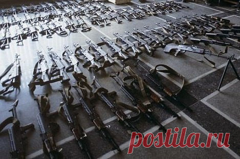 13 правил владельца оружия .
1. У оружия только два врага — ржавчина 
и политики 
2. Пусть уж лучше 12 осудят, чем шестеро 
понесут. 
3. Полиция носит оружие для того, что бы 
защищать себя, а не вас. 
4. Никогда не позволяйте кому-то или 
чему-то, что угрожает Вам проникать в 
ваше личное пространство. 
5. Никогда не говорите — «У меня 
пистолет». Если вам нужно применить 
смертельную силу, первое что должно 
прозвучать — щелчок выключаемого 
предохранителя. 
6. Время ожидания помощи после звон