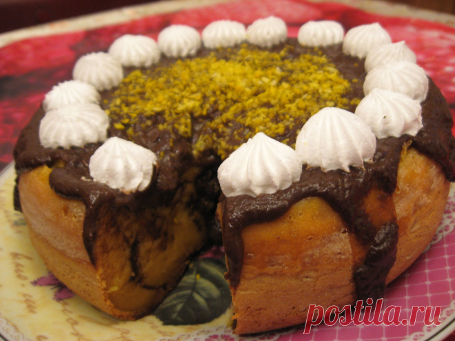#Пирог с очень интригующим названием "НЕНАСЫТНАЯ МОНАШКА*   #рецепт #кулинария
Берем 6 яиц и 1 ст сахара, взбиваем до полного растворения сахара . Добавляем 1,5 ст муки просеянной с 10 гр разрыхлителя  и 1 гр ванилина, перемешиваем ложкой, добавляем 6 ст. л.  подсолнечного масла без запаха. Еще раз перемешиваем.