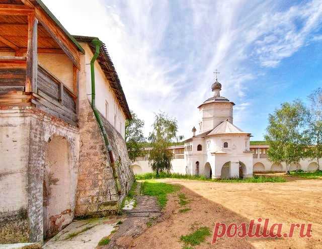 Фасады храма украшены белокаменными, кирпичными и штукатурными деталями. Средние прясла стен четверика и трапезной завершены килевидными кокошниками. Кирпичные стены церкви оштукатурены и побелены. Под слоем штукатурки скрыты железные связи, которые охватывают стены от карниза до фундамента.