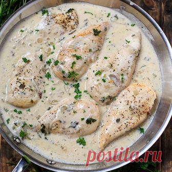 Куриная чулама с грибами в сметанном соусе — божественный вкус, который ни с чем не сравнится! - appetitno.net Прекрасное блюдо для уютного домашнего застолья! Этот рецепт я нашла в бабушкиной кулинарной книге. А моя бабушка знала толк в готовке! Это блюдо готовить не сложно, но придется немного подсуетиться. Зато курочка получается удивительно нежной! Ингредиенты: – Две куриные грудки (также можно использовать куриные бедра) – луковица – морковь – кусочек корня сельдерея ...