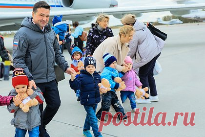 Андрей Воробьев и Мария Львова-Белова встретили детей-сирот из ДНР. Губернатор Московской области Андрей Воробьев встретил детей-сирот из Донецкой и Луганской Народных Республик, которые будут жить в семейных центрах Подмосковья. На аэродром Чкаловский в городском округе Щелково также прибыла уполномоченный при президенте Российской Федерации по правам ребенка Мария Львова-Белова.
