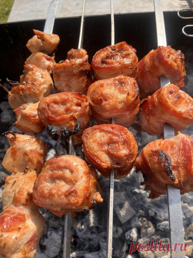 Крайне вкусное филе куриного бедра в беконе Лето - это время для различных вариаций блюд на гриле. Предлагаю вам сегодня приготовить ароматное, нежное, сочное куриное бедро. Но не думайте, что это только летний вариант. В другое время года это блюдо можно запечь и в духовке. Необходимые продукты: филе куриного бедра 1 кг, 2-3 шт. луковицы,